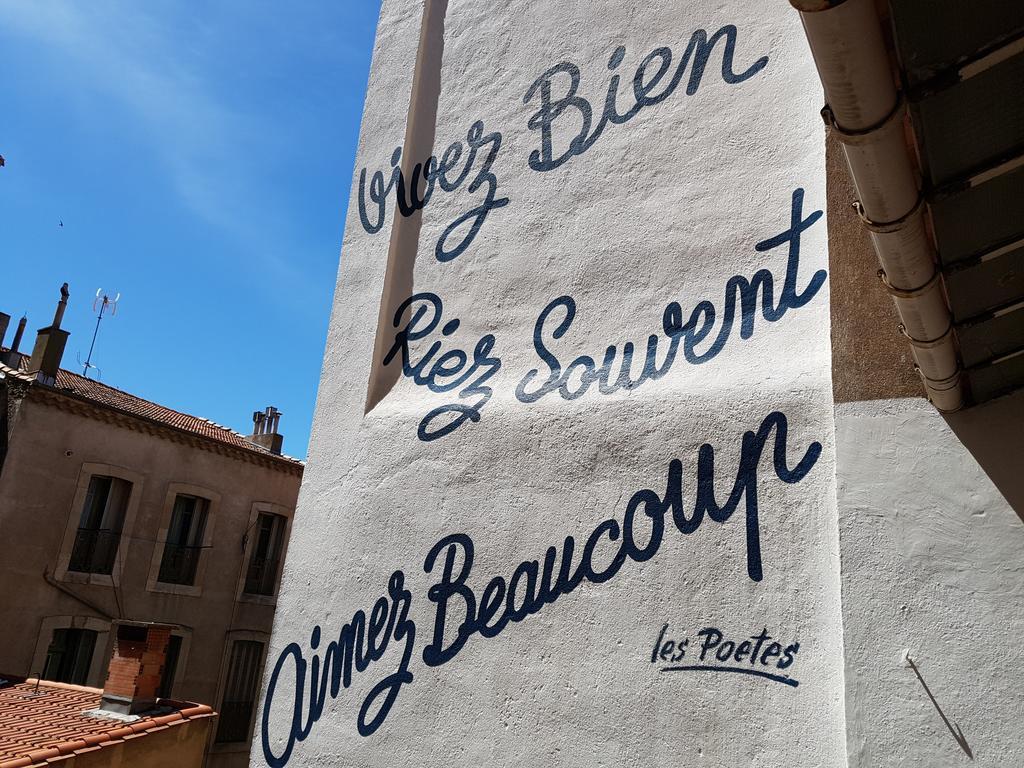Des Poetes Avec Parking Sur Reservation